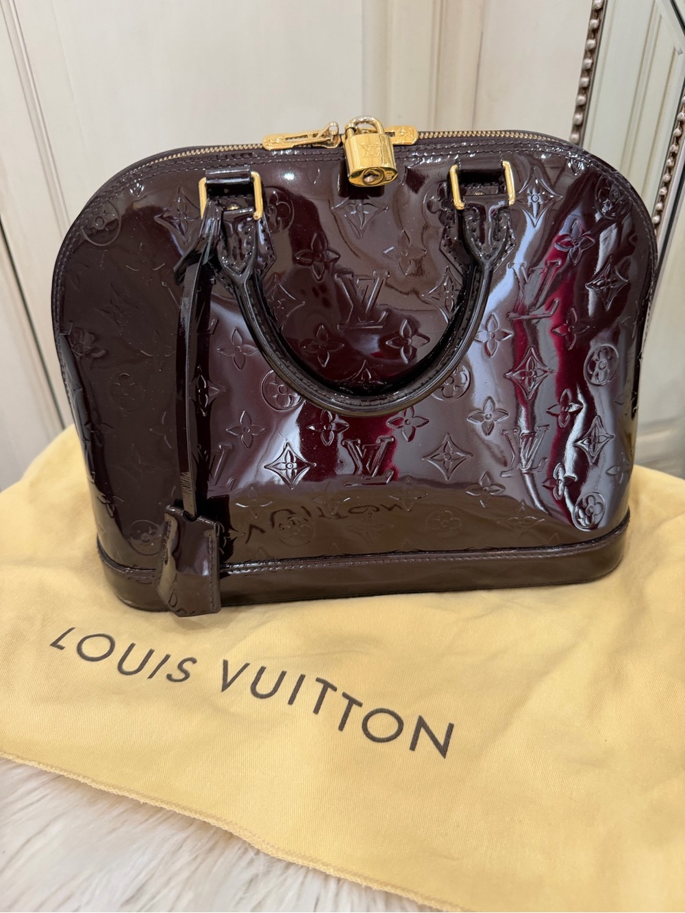 Louis Vuitton Vernis Alma Satchel in Burgundy Patent - Picture 1 of 12